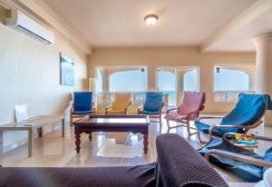 uma sala de estar com cadeiras coloridas e uma mesa em Steps to the BEACH Las Palmas Condo # 1 em San Felipe