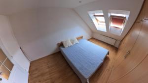 vistas a un dormitorio pequeño con cama en Řadová Vila v Třebíči, en Třebíč