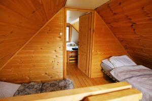 Habitación con 2 camas en una cabaña de madera en Domek na Kamieńcu en Wilkowice