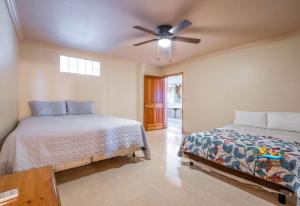 um quarto com 2 camas e uma ventoinha de tecto em Steps to the BEACH Las Palmas Condo # 1 em San Felipe
