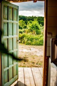 otwarte drzwi z widokiem na pole na zewnątrz w obiekcie Stokrotka w mieście Glaznoty