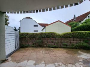 a backyard with a brick fence and houses at Crailsheim Zentral Innenstadt in Crailsheim