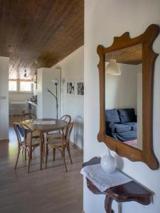 - une salle à manger avec une table et un miroir dans l'établissement Tenuta PARAVANO, à Savorgnano
