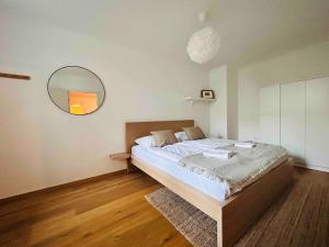 A bed or beds in a room at Urbaner Charme: Stilvolles Wohnen im Herzen Wiens