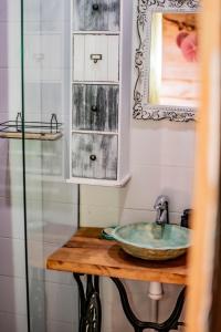 a bathroom with a sink and a mirror at Stokrotka in Glaznoty