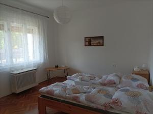 Postel nebo postele na pokoji v ubytování Róza Vendégház