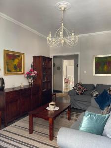 uma sala de estar com um sofá e uma mesa em Authentic Greek Charming Central em Patra