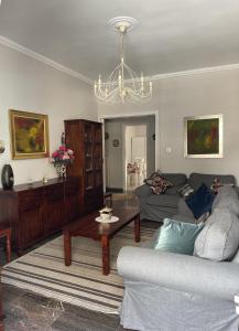 Authentic Greek Charming Central في باترا: غرفة معيشة مع أريكة وطاولة