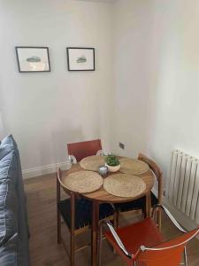 uma mesa e cadeiras numa sala de estar em Abergavenny Center 2-Bed Flat em Abergavenny