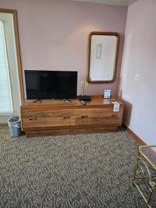 TV a/nebo společenská místnost v ubytování Travelodge by Wyndham Mackinaw City