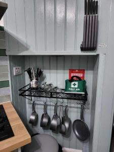 ウィックにある16 Northcote Street, Wickのラックに調理器具が掛けてあるキッチン