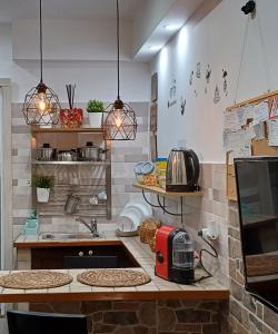 Il comprend une cuisine équipée d'un comptoir et d'un grille-pain. dans l'établissement Casa Bella mbriana, à Naples