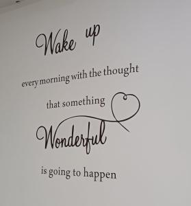 Un panneau qui dit qu'ils se réveillent chaque matin avec la pensée que quelque chose va se passer. dans l'établissement Casa Bella mbriana, à Naples