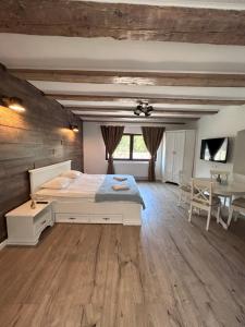 ein Schlafzimmer mit einem großen Bett und einem Tisch in der Unterkunft Studio Alexandra in Săcele