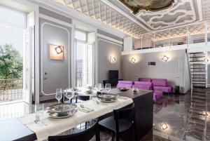 uma sala de jantar com uma mesa e cadeiras roxas em Q71 TIMELESS SUITES em Turim