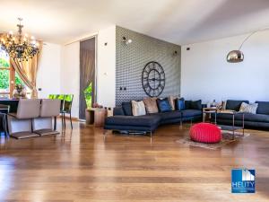 una sala de estar con sofás azules y una bola roja en [Blissful Haven]Luxurious VILLA with POOL* * * * *, en San Ruffillo