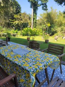 una mesa con un mantel azul y amarillo. en Brook Villa Khaoyai en Pak Chong