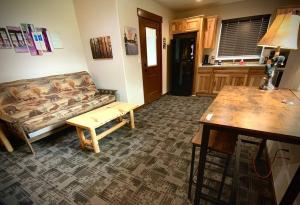 salon z kanapą i stołem w obiekcie Bear Mountain - Suite 6 w mieście Grants Pass