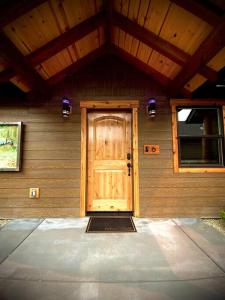 ein Haus mit einer Holztür und einer Veranda in der Unterkunft Bear Mountain - Suite 6 in Grants Pass