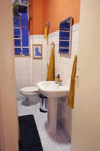 łazienka z umywalką i toaletą w obiekcie Studio Aconchegante no Centro de São Paulo w São Paulo