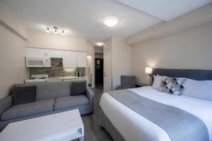 ein Hotelzimmer mit einem Bett und einem Sofa in der Unterkunft Alpenglow Lodge Sunny Studio with Sitting Area by MVA in Whistler