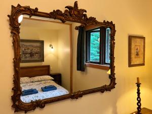 uno specchio in una camera da letto con un letto e una finestra di Bed & Breakfast Lukomorye a Wentworth-Nord