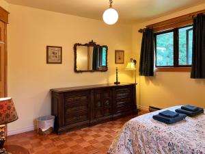 - une chambre avec un lit, une commode et un miroir dans l'établissement Bed & Breakfast Lukomorye, à Wentworth-Nord