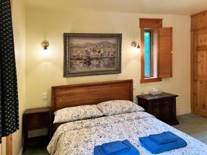 una camera da letto con un letto con due asciugamani blu sopra di Bed & Breakfast Lukomorye a Wentworth-Nord
