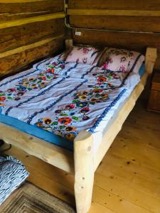 uma cama em cima de uma plataforma de madeira em Stara chałpa oźna em Sól