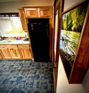 kuchnia z czarną lodówką i zlewem w obiekcie Bear Mountain - Suite 7 w mieście Grants Pass