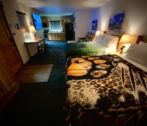 Cette chambre comprend deux lits et un bureau. dans l'établissement Bear Mountain - Suite 7, à Grants Pass