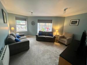 ein Wohnzimmer mit 2 Sofas und 2 Stühlen in der Unterkunft 16 Macgregor court, Oban in Oban