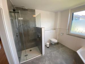 Phòng tắm tại Villa Herzland Allgäu mit großem Garten und gemütlichem Kaminfeuer inklusive KÖNIGSCARD, Skipass, Bergbahn, Therme inkl +34 ảnh