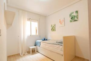 ein weißes Schlafzimmer mit einem Bett und einem Fenster in der Unterkunft Villa Mariposa in Orihuela + 10 Fotos
