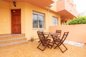 eine Terrasse mit Tisch und Stühlen vor einem Haus in der Unterkunft Villa Mariposa in Orihuela