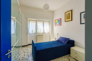 um quarto com uma cama azul e uma janela em Ca' du Cila em Riomaggiore