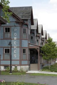 un edificio con un cartel que dice hotel en The Porches Inn at Mass MoCA en North Adams