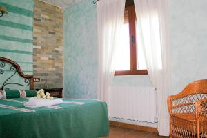 Un dormitorio con una cama verde y una ventana en Casa Rural Cristina III, en San Pablo de los Montes