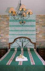 Una cama verde con dos platos de comida. en Casa Rural Cristina III, en San Pablo de los Montes