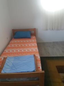 En eller flere senger på et rom på Kursumlija