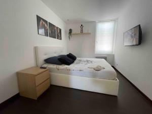 - une chambre blanche avec un lit et une fenêtre dans l'établissement Duplex 2 chambres 3 lits, à Villard-Bonnot