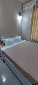 - une chambre avec 2 lits dans une chambre avec une fenêtre dans l'établissement Sami BnB - Apt 05 Makongo after Mlimani City, à Dar es Salaam