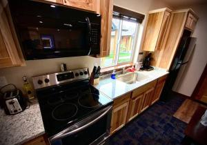 una cucina con piano cottura, lavello e forno a microonde di Bear Mountain - Suite 8 a Grants Pass