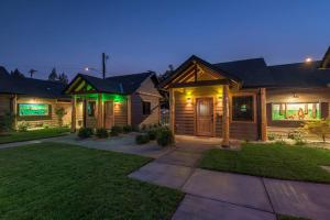 una casa con luce verde sul cortile anteriore di Bear Mountain - Suite 8 a Grants Pass