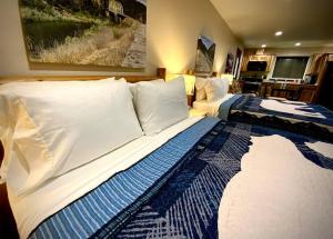una camera con due letti con lenzuola bianche e blu di Bear Mountain - Suite 8 a Grants Pass