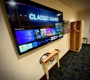 una grande TV a schermo piatto a parete con panca di legno di Bear Mountain - Suite 8 a Grants Pass