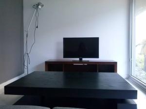 uma sala de estar com uma mesa e uma televisão em Torre Bellagio piso 14 Hermoso depto 3 personas em Punta del Este