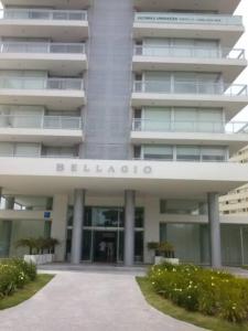 um edifício com o nome de um edifício em Torre Bellagio piso 14 Hermoso depto 3 personas em Punta del Este