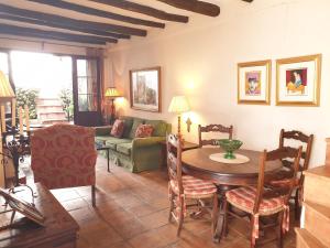 sala de estar con mesa y sofá en El Palacete de Manuela, en Ronda