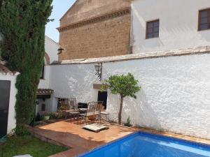 una casa con piscina al lado de un edificio en El Palacete de Manuela, en Ronda